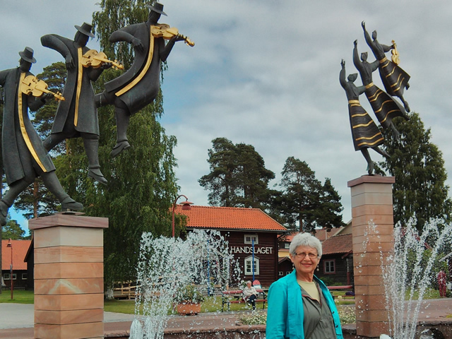 Bella at Choral sculpture fountain, Rattvik, Sweden